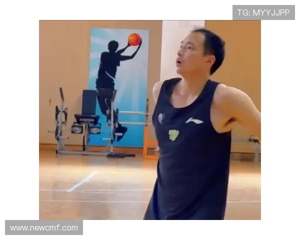 王奕博重返赛场与刘维伟再度合作现身青岛队替补席 穿新东家T恤引关注 王奕博重返赛场与刘维伟再度合作现身青岛队替补席 穿新东家T恤引关注